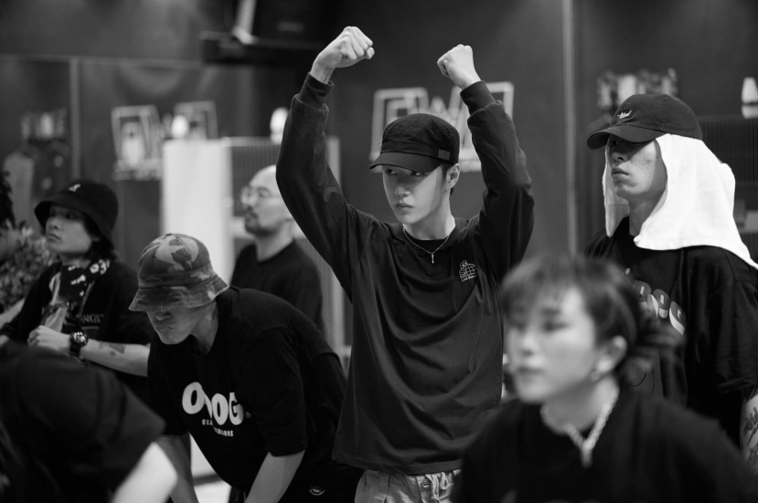 Dancer Diệp Âm đánh giá cao khả năng locking của Vương Nhất Bác. Anh tin chắc rằng Vương Nhất Bác sẽ tỏa sáng trong tương lai Dancer Diệp Âm đánh giá cao khả năng locking của Vương Nhất Bác. Anh tin chắc rằng Vương Nhất Bác sẽ tỏa sáng trong tương lai