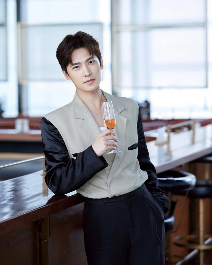 Dương Dương luôn coi fan hâm mộ như anh chị em trong nhà. Khi fan đến phim trường để đón nam ngôi sao, anh sẽ đều cố gắng tiếp cận để hỏi thăm sức khỏe, dành tặng những lời cảm ơn Dương Dương luôn coi fan hâm mộ như anh chị em trong nhà. Khi fan đến phim trường để đón nam ngôi sao, anh sẽ đều cố gắng tiếp cận để hỏi thăm sức khỏe, dành tặng những lời cảm ơn