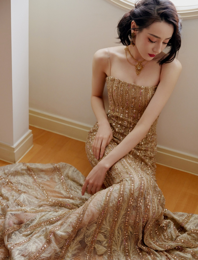 Không hổ danh là 'nữ hoàng thảm đỏ', mỹ nhân xứ Trung một lần nữ khiến truyền thông chao đảo bởi visual kinh diễm, lộng lẫy như một nữ hoàng Không hổ danh là 'nữ hoàng thảm đỏ', mỹ nhân xứ Trung một lần nữ khiến truyền thông chao đảo bởi visual kinh diễm, lộng lẫy như một nữ hoàng