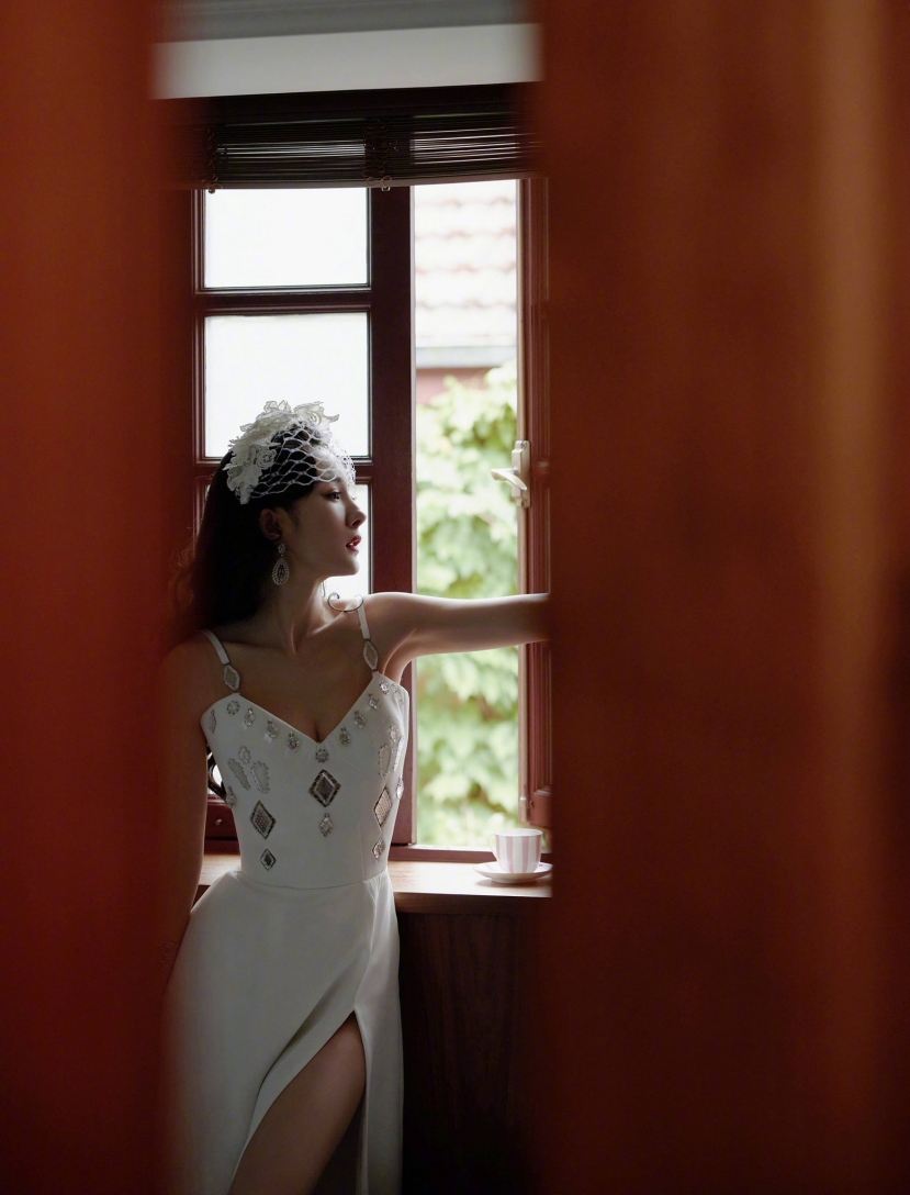 Xét về độ gợi cảm, cư dân mạng cho rằng Dương Mịch đã 'ăn đứt' đàn em Địch Lệ Nhiệt Ba Xét về độ gợi cảm, cư dân mạng cho rằng Dương Mịch đã 'ăn đứt' đàn em Địch Lệ Nhiệt Ba