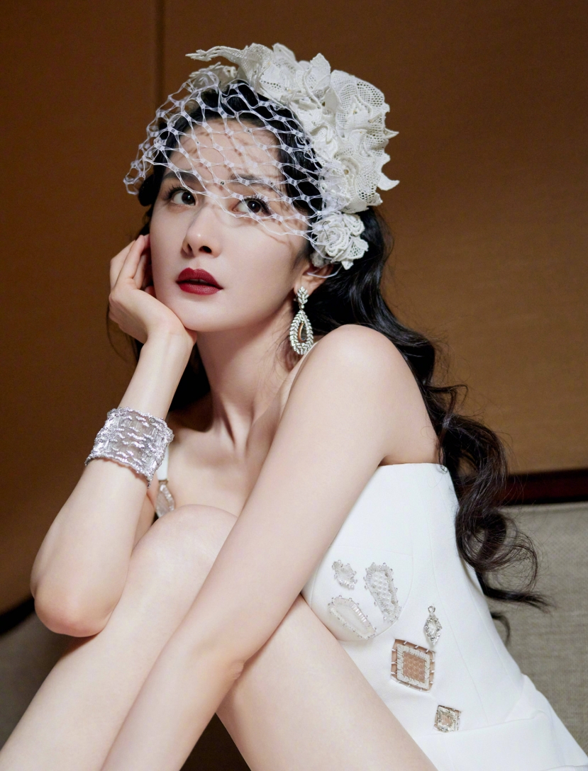 Dương Mịch ngày càng 'thoáng' trong vấn đề ăn mặc Dương Mịch ngày càng 'thoáng' trong vấn đề ăn mặc