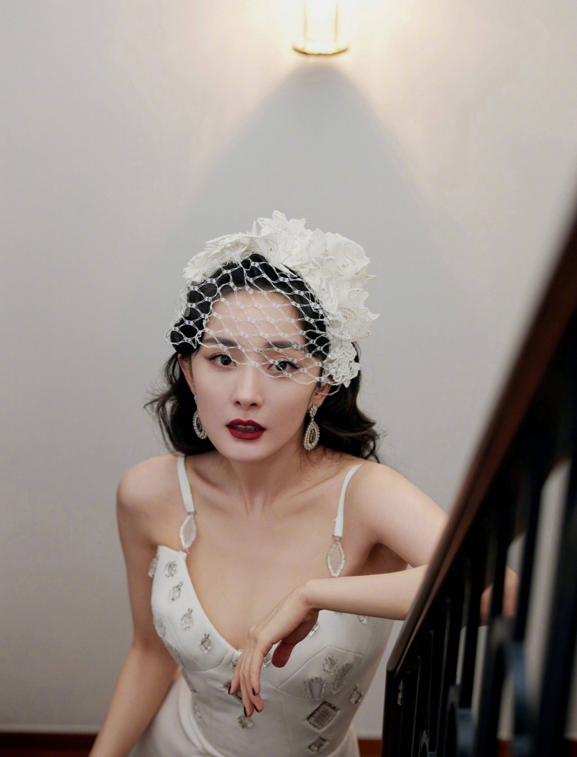Tạo hình quý cô cổ điển của Dương Mịch tại thảm đỏ Vogue Tạo hình quý cô cổ điển của Dương Mịch tại thảm đỏ Vogue