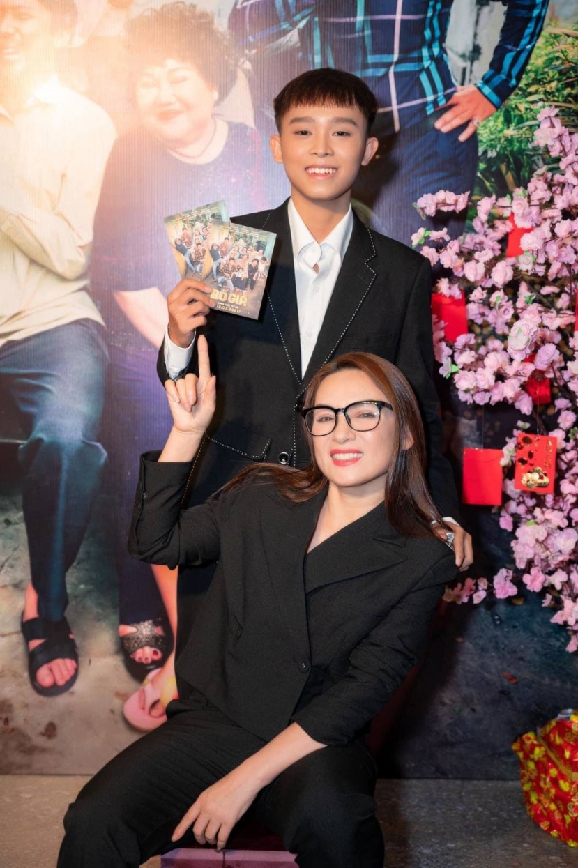 Phi Nhung đã vĩnh viễn trở về với cõi Phật, tuy nhiên những ồn ào liên quan đến số tiền cát xê mà cô từng nắm giữ của Hồ Văn Cường vẫn khiến dân tình phải bàn tán xôn xao Phi Nhung đã vĩnh viễn trở về với cõi Phật, tuy nhiên những ồn ào liên quan đến số tiền cát xê mà cô từng nắm giữ của Hồ Văn Cường vẫn khiến dân tình phải bàn tán xôn xao