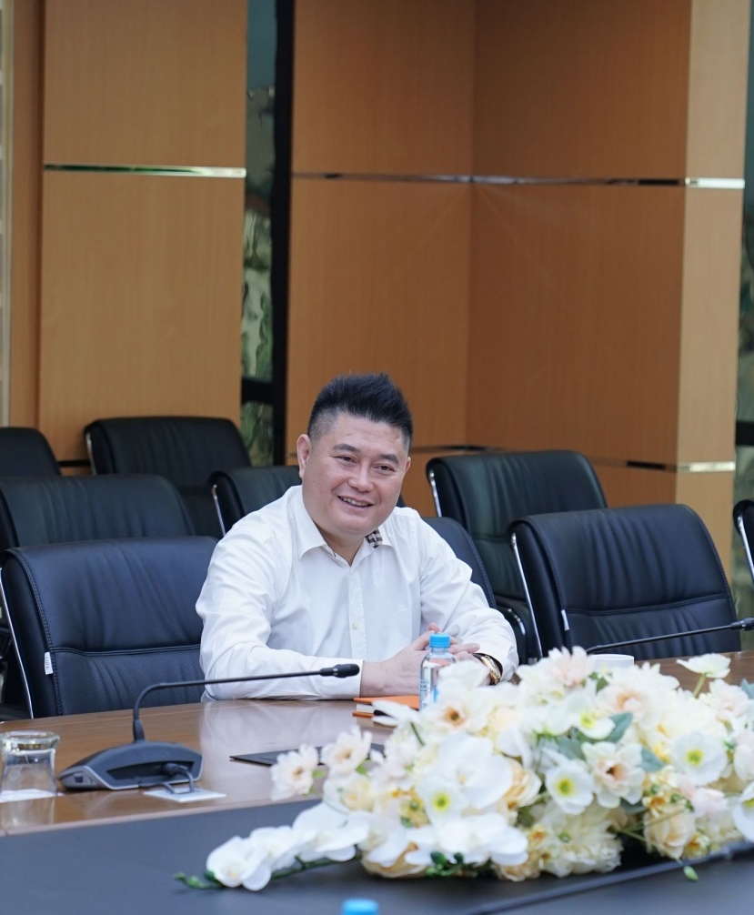 Bầu Thụy từng chia sẻ, anh thần tượng Hồ Văn Cường và mong muốn sẽ giúp ca sĩ sinh năm 2003 phát triển một cách thật chuyên nghiệp. Bầu Thụy từng chia sẻ, anh thần tượng Hồ Văn Cường và mong muốn sẽ giúp ca sĩ sinh năm 2003 phát triển một cách thật chuyên nghiệp.