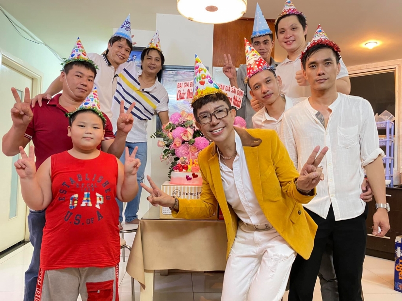 Long Nhật đón tuổi mới trong thị phị, nhưng gia đình luôn sát cánh và đồng hành Long Nhật đón tuổi mới trong thị phị, nhưng gia đình luôn sát cánh và đồng hành