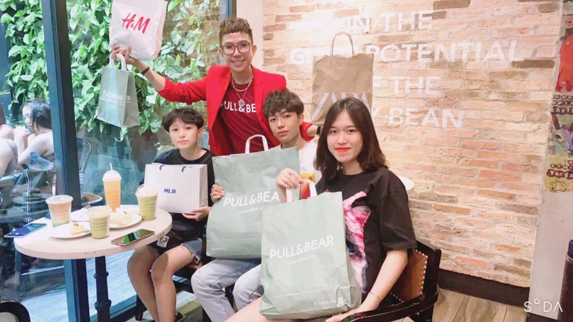 Trên trang cá nhân, nam nghệ sĩ đã đăng tải những khoảnh khắc ấm áp bên gia đình Trên trang cá nhân, nam nghệ sĩ đã đăng tải những khoảnh khắc ấm áp bên gia đình