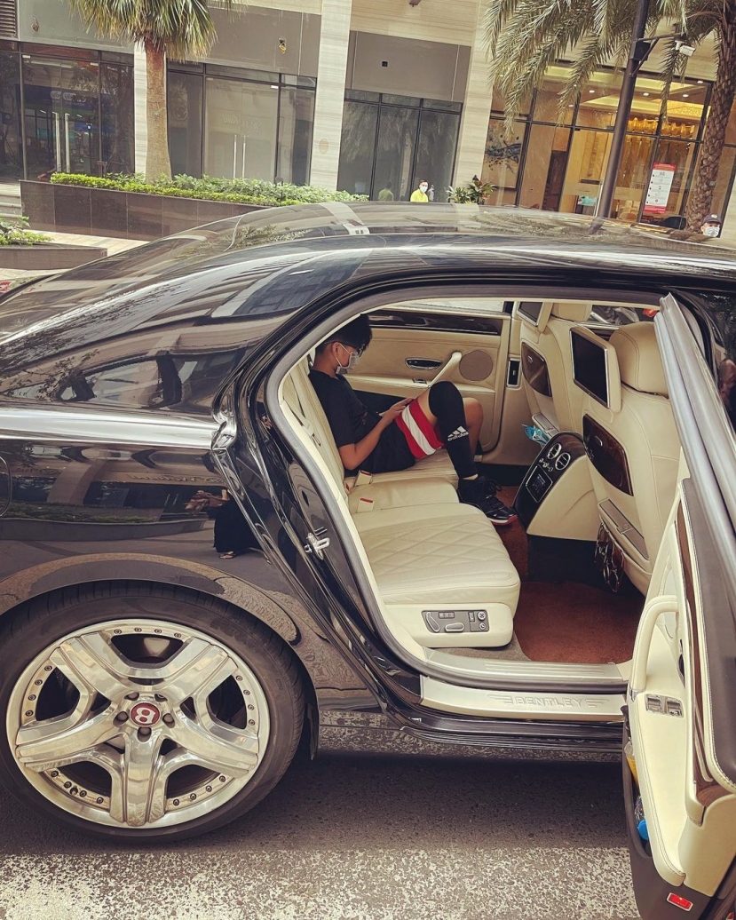 Con trai Lệ Quyện càng lớn càng điển trai, ngồi trong siêu xe Bentley Flying Spur đời mới có giá khoảng 30 tỷ đồng rất ra dáng 'cậu cả' Con trai Lệ Quyện càng lớn càng điển trai, ngồi trong siêu xe Bentley Flying Spur đời mới có giá khoảng 30 tỷ đồng rất ra dáng 'cậu cả'