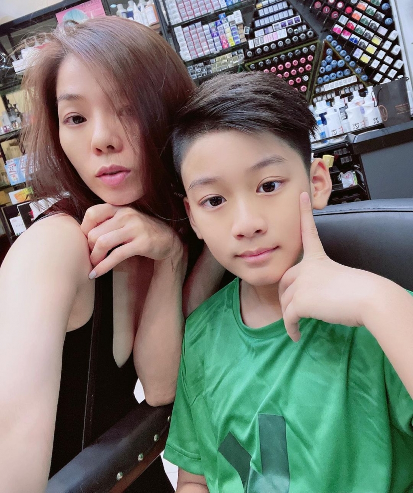 Sau nhiều tháng chia xa vì dịch bệnh, được gặp con trai Lệ Quyên không giấu nổi hạnh phúc Sau nhiều tháng chia xa vì dịch bệnh, được gặp con trai Lệ Quyên không giấu nổi hạnh phúc