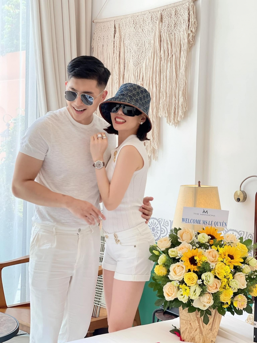 Kể từ khi công khai nên duyên với tình trẻ kém 12 tuổi - Lâm Bảo Châu, mọi nhất cử nhất động của 'nữ hoàng' phòng trà luôn được công chúng quan tâm Kể từ khi công khai nên duyên với tình trẻ kém 12 tuổi - Lâm Bảo Châu, mọi nhất cử nhất động của 'nữ hoàng' phòng trà luôn được công chúng quan tâm