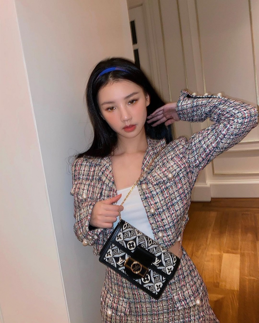 Style đi ăn cưới dịp đông sang: Lên đồ vải twedd vừa sang chảnh vừa tinh tế, có khi 'chặt đẹp' cả cô dâu - Ảnh 7 Style đi ăn cưới dịp đông sang: Lên đồ vải twedd vừa sang chảnh vừa tinh tế, có khi 'chặt đẹp' cả cô dâu - Ảnh 7