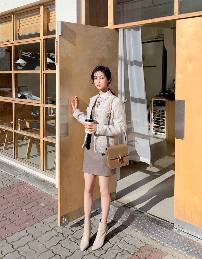Style đi ăn cưới dịp đông sang: Lên đồ vải twedd vừa sang chảnh vừa tinh tế, có khi 'chặt đẹp' cả cô dâu - Ảnh 11 Style đi ăn cưới dịp đông sang: Lên đồ vải twedd vừa sang chảnh vừa tinh tế, có khi 'chặt đẹp' cả cô dâu - Ảnh 11