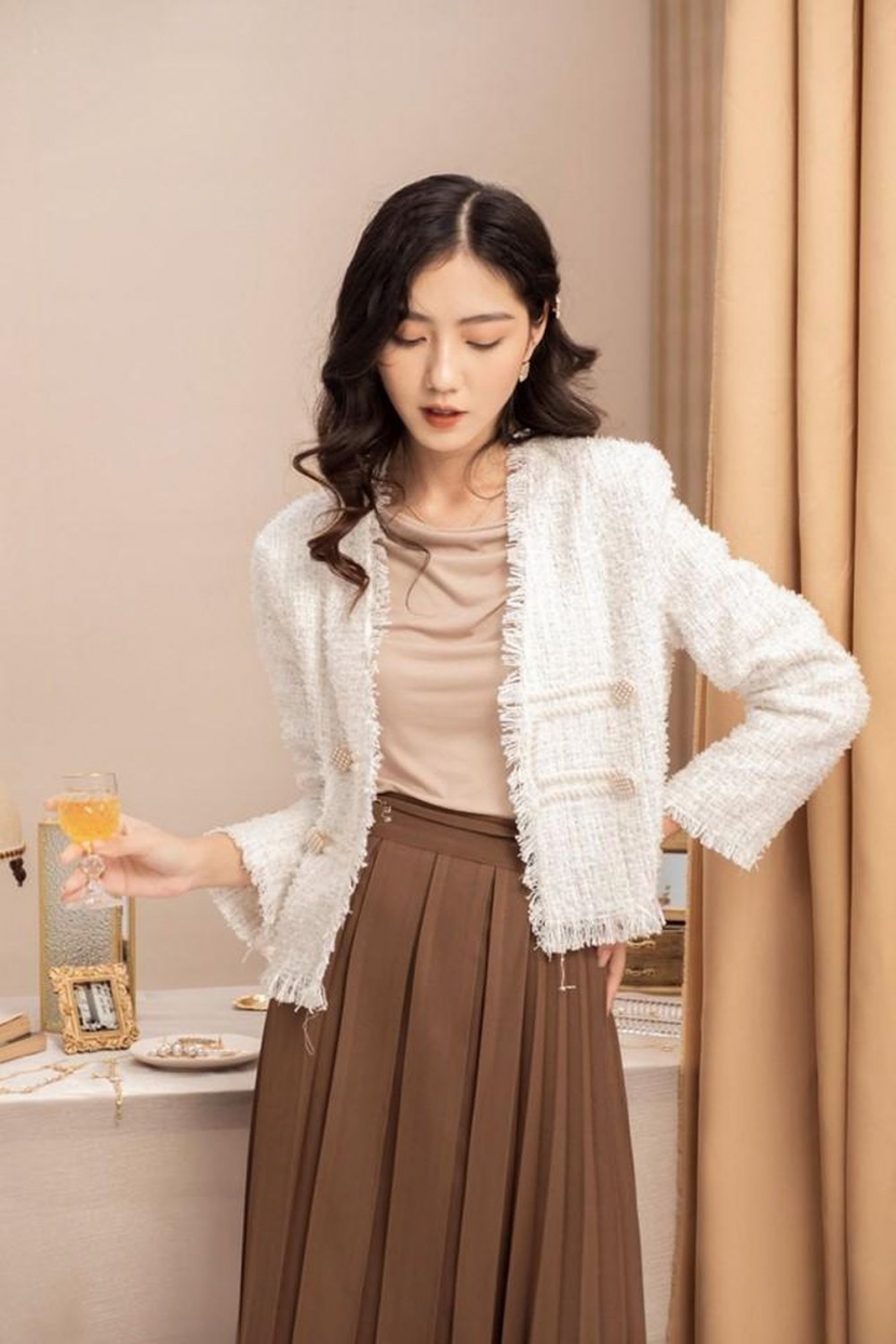 Style đi ăn cưới dịp đông sang: Lên đồ vải twedd vừa sang chảnh vừa tinh tế, có khi 'chặt đẹp' cả cô dâu - Ảnh 12 Style đi ăn cưới dịp đông sang: Lên đồ vải twedd vừa sang chảnh vừa tinh tế, có khi 'chặt đẹp' cả cô dâu - Ảnh 12