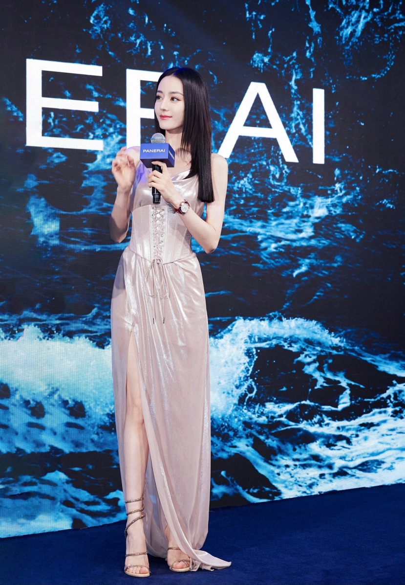 Bờ vai trần gầy guộc khiến tổng thể trở nên kém sang Bờ vai trần gầy guộc khiến tổng thể trở nên kém sang