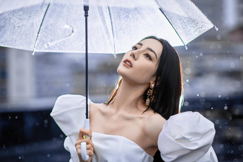 Phần cổ kiệm vải vô tình phơi bày thân hình 'da bọc xương' của Địch Lệ Nhiệt Ba Phần cổ kiệm vải vô tình phơi bày thân hình 'da bọc xương' của Địch Lệ Nhiệt Ba