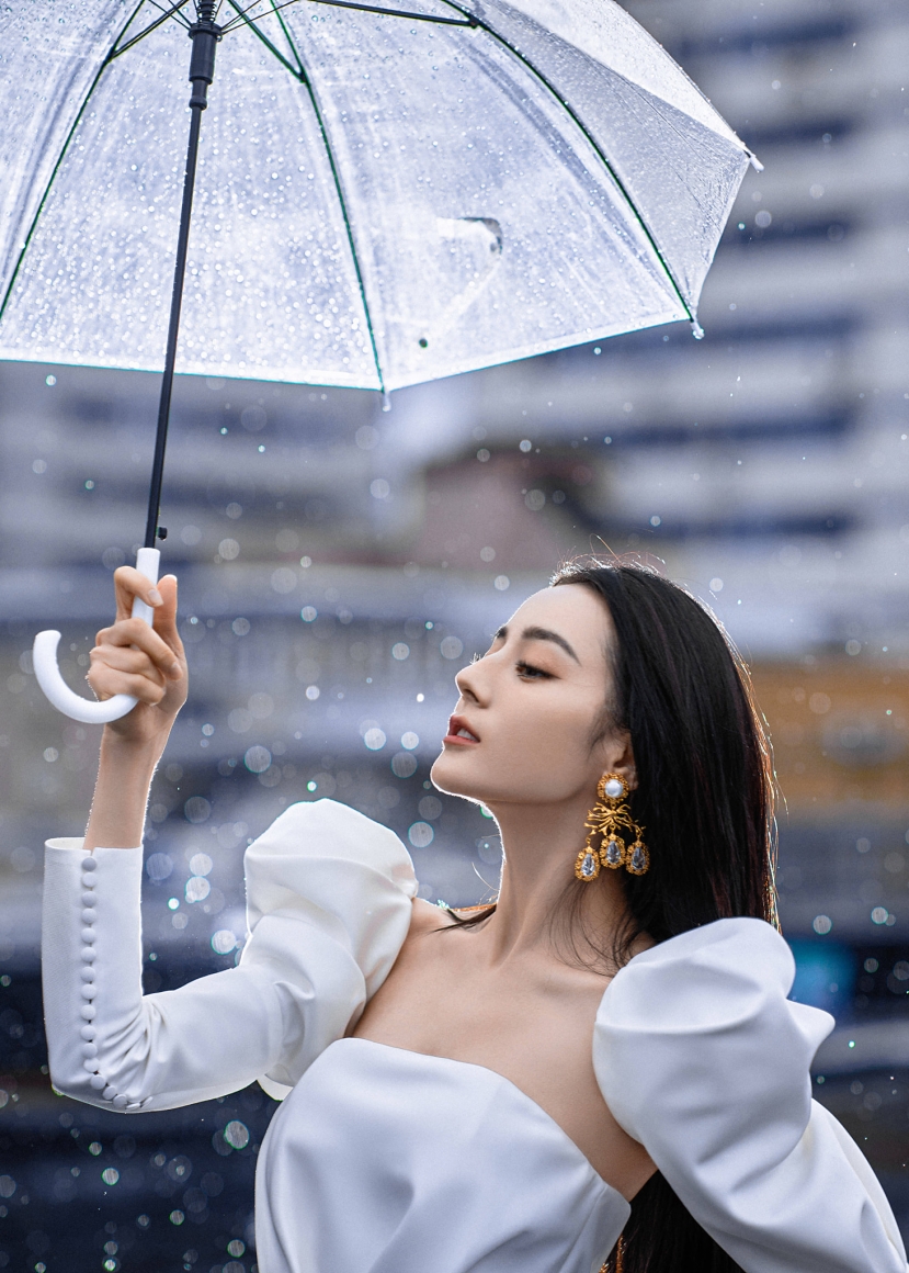 Dù rằng đã lựa chọn thiết kế áo tay bồng nhưng Địch Lệ Nhiệt Ba vẫn để hớ hênh bờ vai gầy guộc, cánh tay tong teo Dù rằng đã lựa chọn thiết kế áo tay bồng nhưng Địch Lệ Nhiệt Ba vẫn để hớ hênh bờ vai gầy guộc, cánh tay tong teo