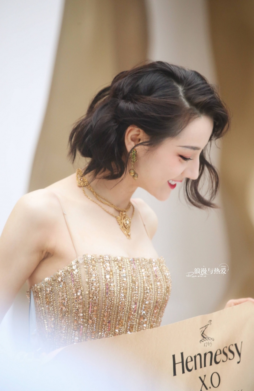 Bỏ qua vóc dáng, gương mặt thanh thuần, ngũ quan hài hòa của Địch Lệ Nhiệt Ba vẫn nhận được nhiều lời khen ngợi Bỏ qua vóc dáng, gương mặt thanh thuần, ngũ quan hài hòa của Địch Lệ Nhiệt Ba vẫn nhận được nhiều lời khen ngợi