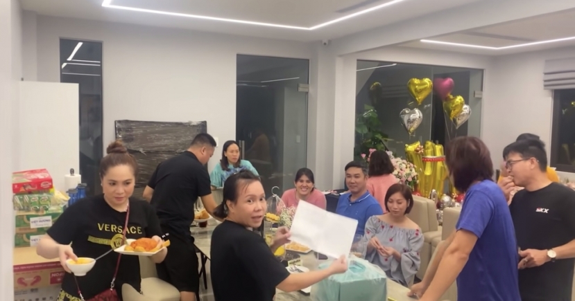 Buổi lễ tại gia đơn giản nhưng vô cùng ấm áp, hạnh phúc. Ảnh: Chụp màn hình Buổi lễ tại gia đơn giản nhưng vô cùng ấm áp, hạnh phúc. Ảnh: Chụp màn hình