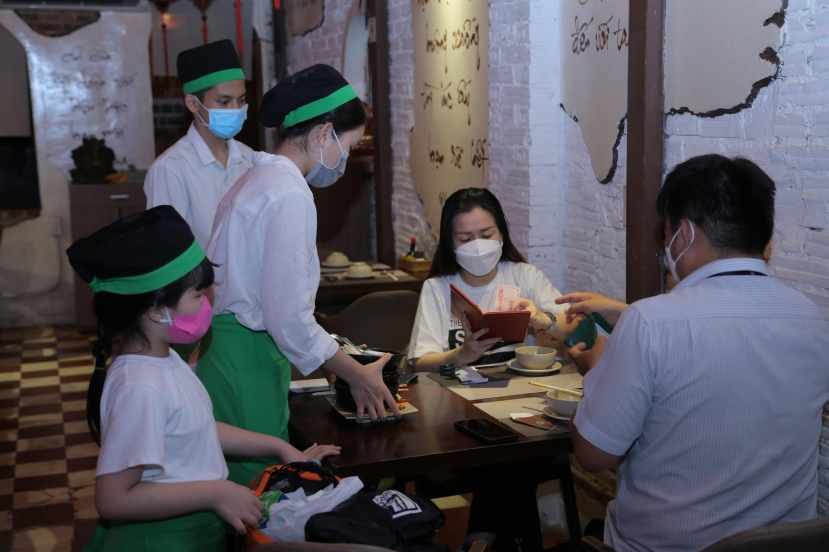 Hệ thống nhà hàng chay của Phi Nhung đã chính thức mở cửa trở lại sau thời gian dài nghỉ dịch. Ảnh: Internet Hệ thống nhà hàng chay của Phi Nhung đã chính thức mở cửa trở lại sau thời gian dài nghỉ dịch. Ảnh: Internet