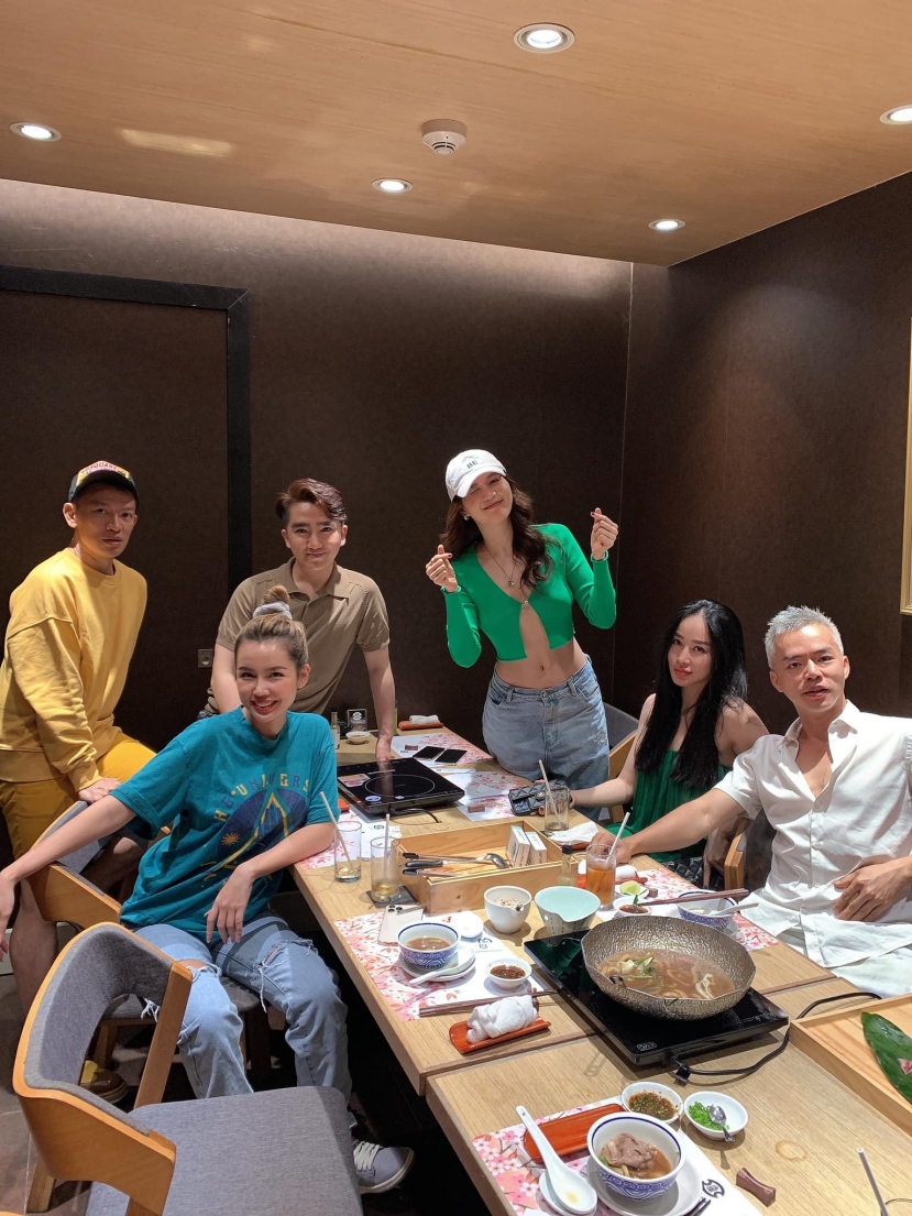 Mặc kệ Lily Chen đăng đàn ẩn ý, Ngọc Trinh vẫn thản nhiên đăng ảnh nhí nhố cùng bạn bè. Ảnh: FBNV Mặc kệ Lily Chen đăng đàn ẩn ý, Ngọc Trinh vẫn thản nhiên đăng ảnh nhí nhố cùng bạn bè. Ảnh: FBNV