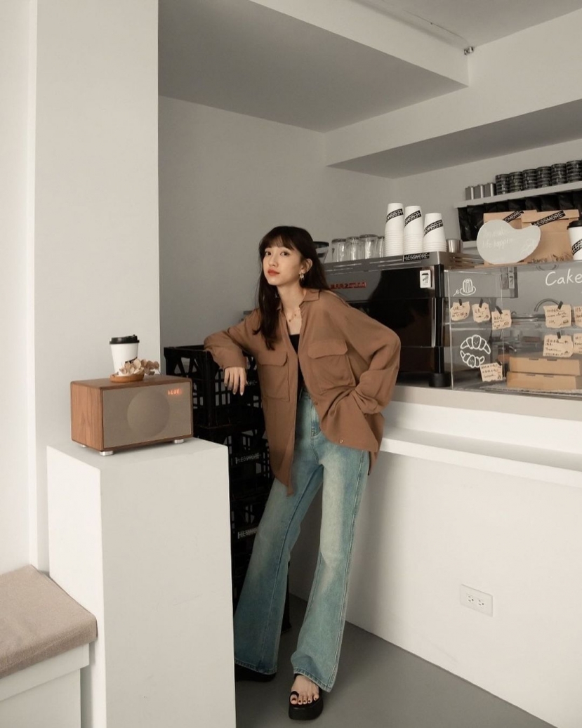 Trời trở rét, cứ ướm quần ống loe lên người, vừa dễ mix đồ vừa hack dáng 'đỉnh của chóp' - Ảnh 9 Trời trở rét, cứ ướm quần ống loe lên người, vừa dễ mix đồ vừa hack dáng 'đỉnh của chóp' - Ảnh 9
