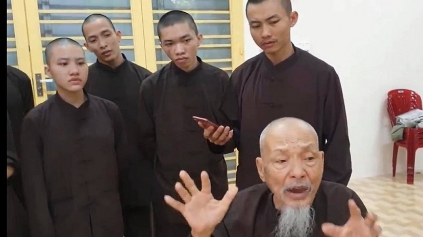 Mối quan hệ huyết thống phức tạp của các thành viên sống tại Tịnh Thất Bồng Lai là mối quan hệ hàng đầu của công chúng. Ảnh: Internet Mối quan hệ huyết thống phức tạp của các thành viên sống tại Tịnh Thất Bồng Lai là mối quan hệ hàng đầu của công chúng. Ảnh: Internet
