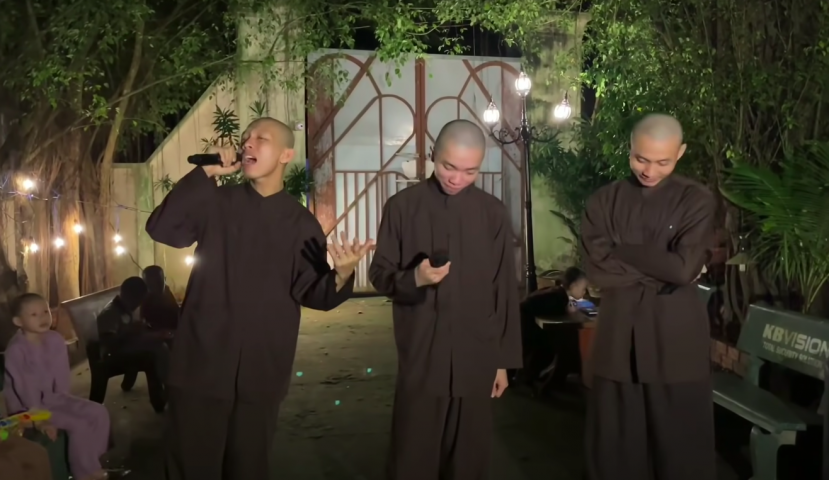 Hoàn Nguyên từng lên tiếng cho rằng không hề kêu gọi tiền từ thiện Hoàn Nguyên từng lên tiếng cho rằng không hề kêu gọi tiền từ thiện