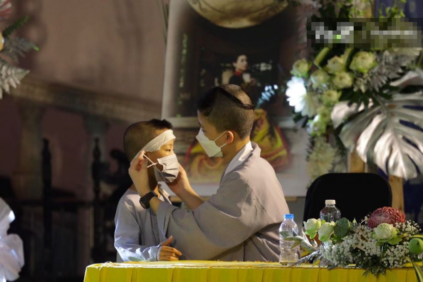 Thậm chí một bé còn chưa biết cách đeo khẩu trang được anh lớn ân cần chăm sóc khiến ai nấy chứng kiến đều trực trào nước mắt. Ảnh: VieZ Thậm chí một bé còn chưa biết cách đeo khẩu trang được anh lớn ân cần chăm sóc khiến ai nấy chứng kiến đều trực trào nước mắt. Ảnh: VieZ