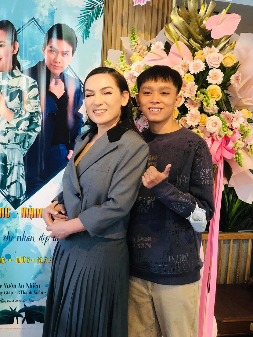 Mặc dù gay gắt nhưng Phi Nhung luôn yêu thương Hồ Văn Cường Mặc dù gay gắt nhưng Phi Nhung luôn yêu thương Hồ Văn Cường