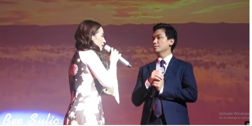 Cả hai nhanh chóng 'vào việc' và đánh lạc hướng yêu cầu 'hôn' của khán giả Cả hai nhanh chóng 'vào việc' và đánh lạc hướng yêu cầu 'hôn' của khán giả