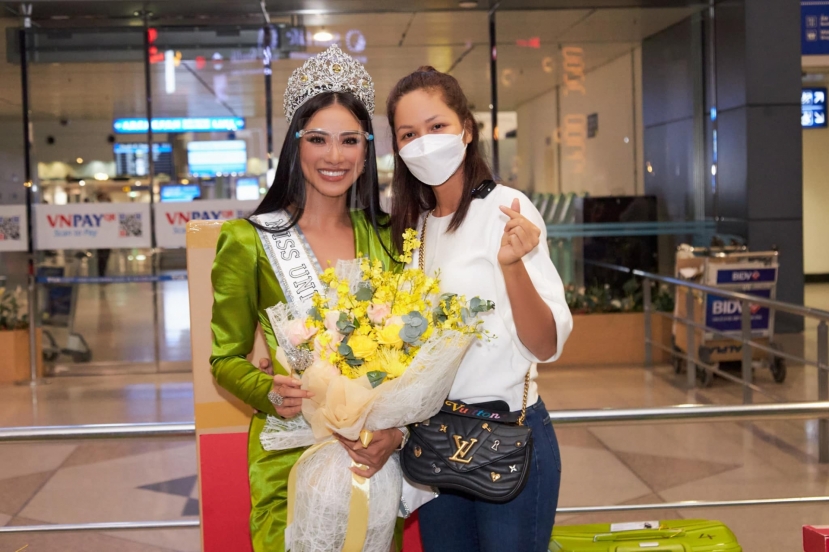 Hoa hậu H’Hen Niê, Á hậu Lệ Hằng, Mâu Thủy, Hương Ly... cũng đã có mặt để động viên đồng nghiệp trước khi lên đường 'đem chuông đi đánh xứ người Hoa hậu H’Hen Niê, Á hậu Lệ Hằng, Mâu Thủy, Hương Ly... cũng đã có mặt để động viên đồng nghiệp trước khi lên đường 'đem chuông đi đánh xứ người