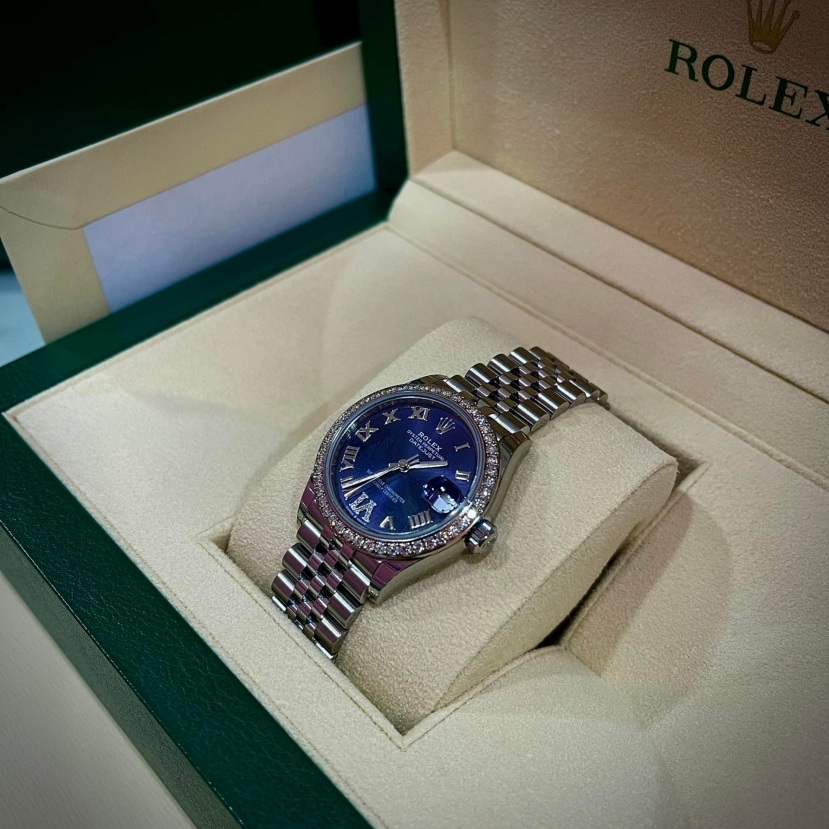 Chiếc đồng hồ thuộc thương hiệu Rolex và được chế tác từ kim cương xa xỉ, giá thành “em nó” dưới 200 triệu đồng Chiếc đồng hồ thuộc thương hiệu Rolex và được chế tác từ kim cương xa xỉ, giá thành “em nó” dưới 200 triệu đồng