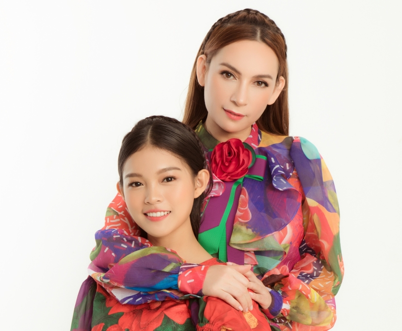 Tuyết Nhung được mẹ nuôi Phi Nhung giúp đỡ nhiều trong sự nghiệp Tuyết Nhung được mẹ nuôi Phi Nhung giúp đỡ nhiều trong sự nghiệp