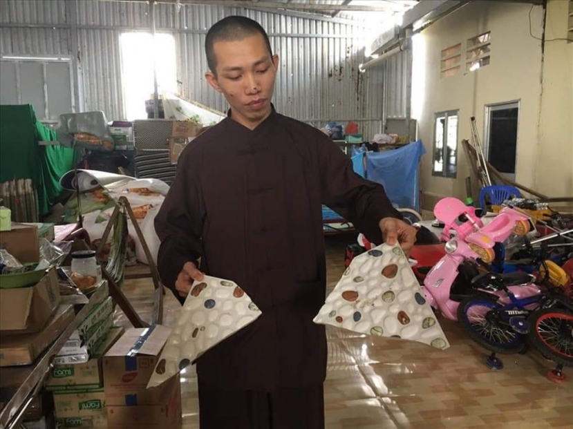 Nhị Nguyên bị bà Vinh Hóa cầm gạch ném vào mặt khiến anh bị thương tích 13% Nhị Nguyên bị bà Vinh Hóa cầm gạch ném vào mặt khiến anh bị thương tích 13%