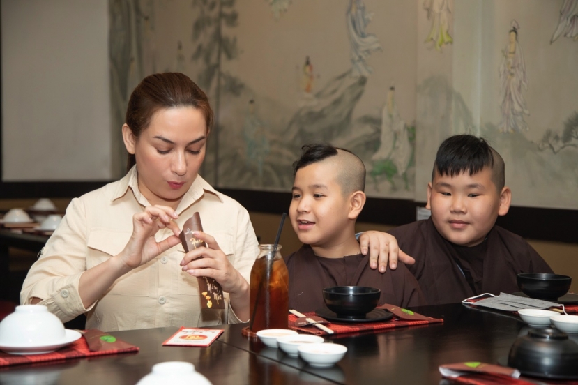Phi Nhung đã mở sổ tiết kiệm cho 15 người con nuôi bằng chính tiền túi của mình Phi Nhung đã mở sổ tiết kiệm cho 15 người con nuôi bằng chính tiền túi của mình