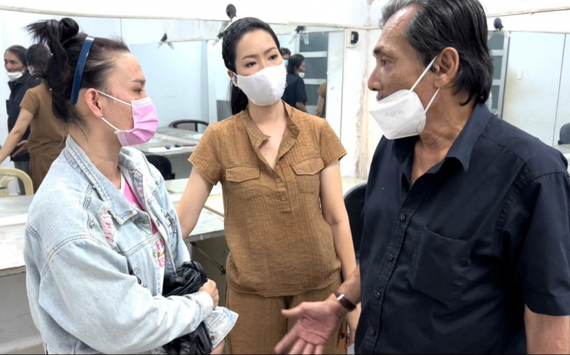 NS Thương Tín đến gặp Trịnh Kim Chi để nhận số tiền bảo hiểm cho con gái là 244 triệu đồng NS Thương Tín đến gặp Trịnh Kim Chi để nhận số tiền bảo hiểm cho con gái là 244 triệu đồng