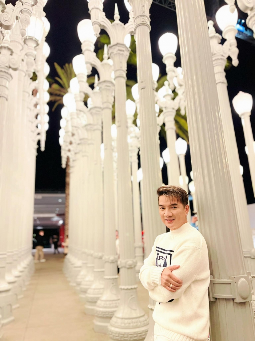 Còn Đàm Vĩnh Hưng lại tự do 'bay nhảy, mua sắm' nơi xứ người Còn Đàm Vĩnh Hưng lại tự do 'bay nhảy, mua sắm' nơi xứ người