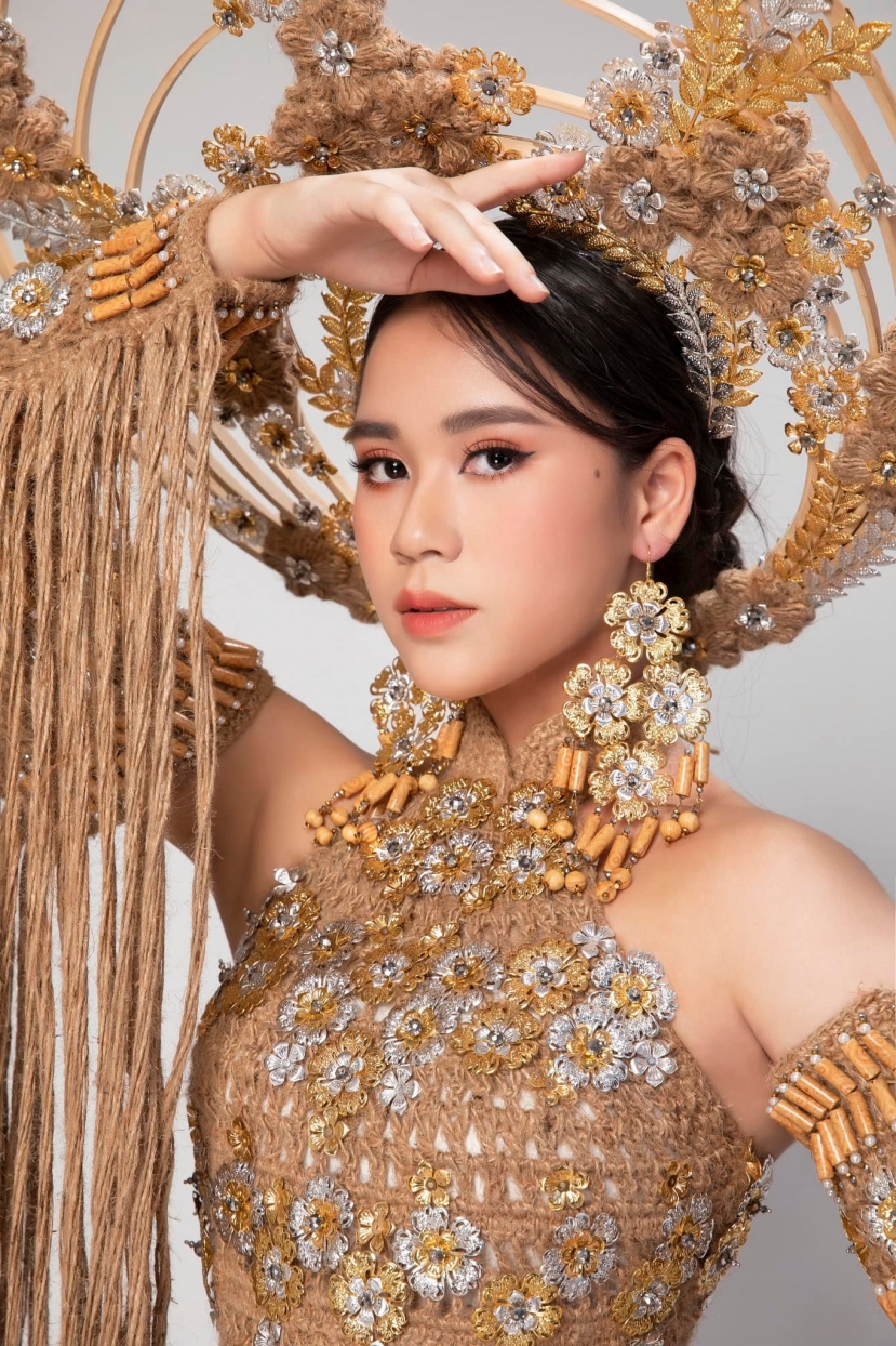 Mặc dù chỉ mới 13 tuổi nhưng visual của 'tiểu mỹ nhân' đã khiến giới chuyên môn phải 'mắt tròn mắt dẹt' Mặc dù chỉ mới 13 tuổi nhưng visual của 'tiểu mỹ nhân' đã khiến giới chuyên môn phải 'mắt tròn mắt dẹt'