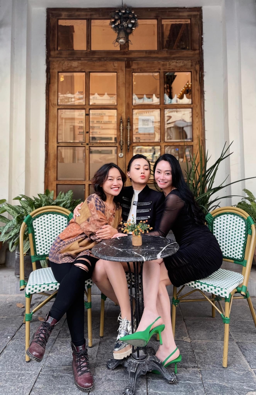 Phương Oanh hiếm hoi tái ngộ bà Xuân - bà Bích 'Hương vị tình thân', dòng trạng thái để lộ tình cảm ngoài đời thật - Ảnh 1 Phương Oanh hiếm hoi tái ngộ bà Xuân - bà Bích 'Hương vị tình thân', dòng trạng thái để lộ tình cảm ngoài đời thật - Ảnh 1