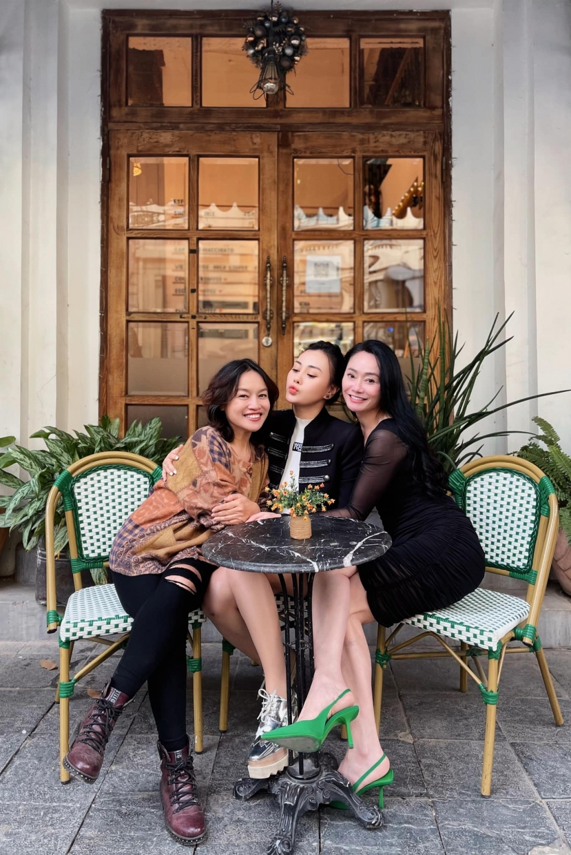 Dù không cùng xuất hiện trên phim trường, nhưng theo tiết lộ của Phương Oanh các thành viên vẫn giữ mối quan hệ tốt đẹp Dù không cùng xuất hiện trên phim trường, nhưng theo tiết lộ của Phương Oanh các thành viên vẫn giữ mối quan hệ tốt đẹp