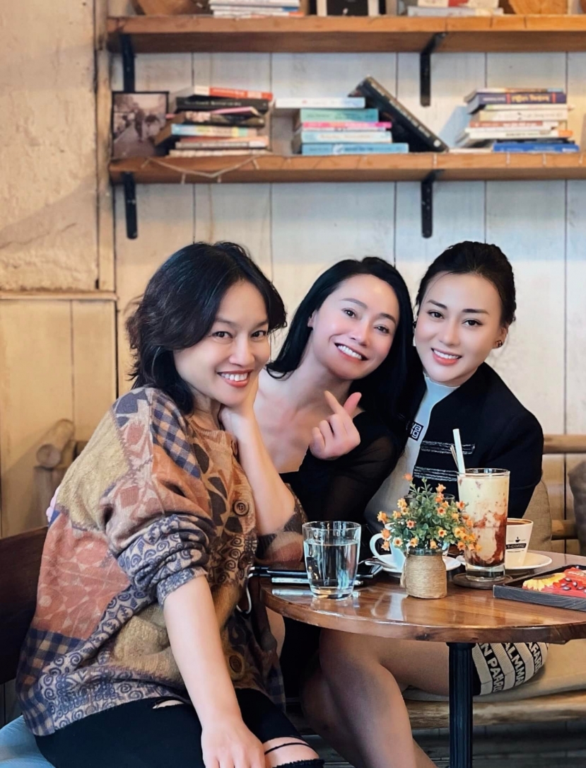 Trên Facebook cá nhân, Phương Oanh đăng tải khoảnh khắc hiếm hoi tề tựu cùng bà Xuân và bà Bích Trên Facebook cá nhân, Phương Oanh đăng tải khoảnh khắc hiếm hoi tề tựu cùng bà Xuân và bà Bích