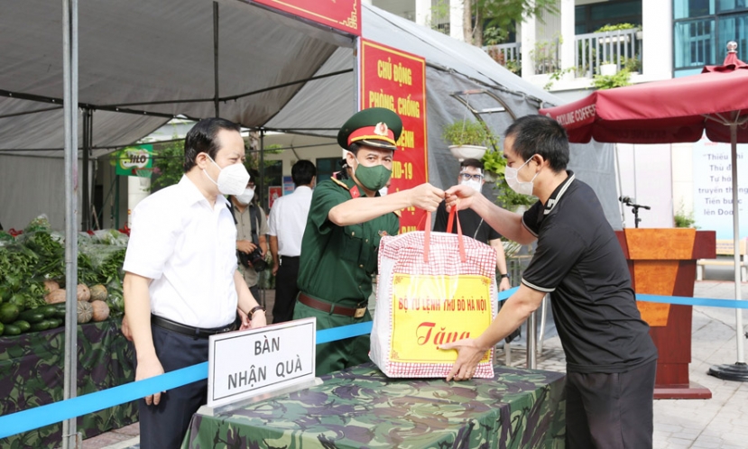 Ban Chỉ huy quân sự quận Đống Đa phối hợp với các ban, ngành, đoàn thể tổ chức tặng quà cho người dân trên địa bàn gặp khó khăn do dịch Covid-19. Ban Chỉ huy quân sự quận Đống Đa phối hợp với các ban, ngành, đoàn thể tổ chức tặng quà cho người dân trên địa bàn gặp khó khăn do dịch Covid-19.