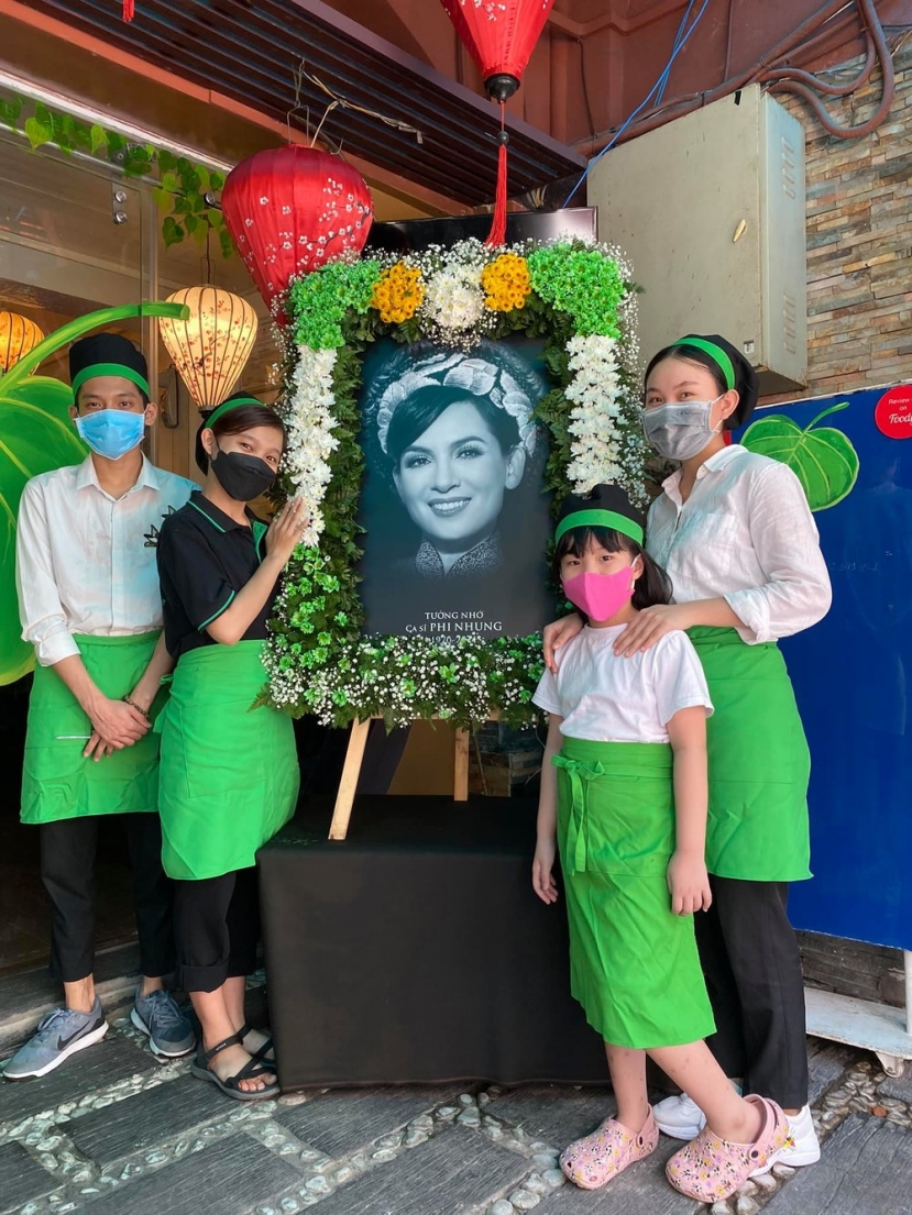 Đều đặn mỗi ngày cuối tuần những đứa trẻ từ lớn đến nhỏ đều tranh thủ ra cửa hàng chay để phụ giúp công việc Đều đặn mỗi ngày cuối tuần những đứa trẻ từ lớn đến nhỏ đều tranh thủ ra cửa hàng chay để phụ giúp công việc