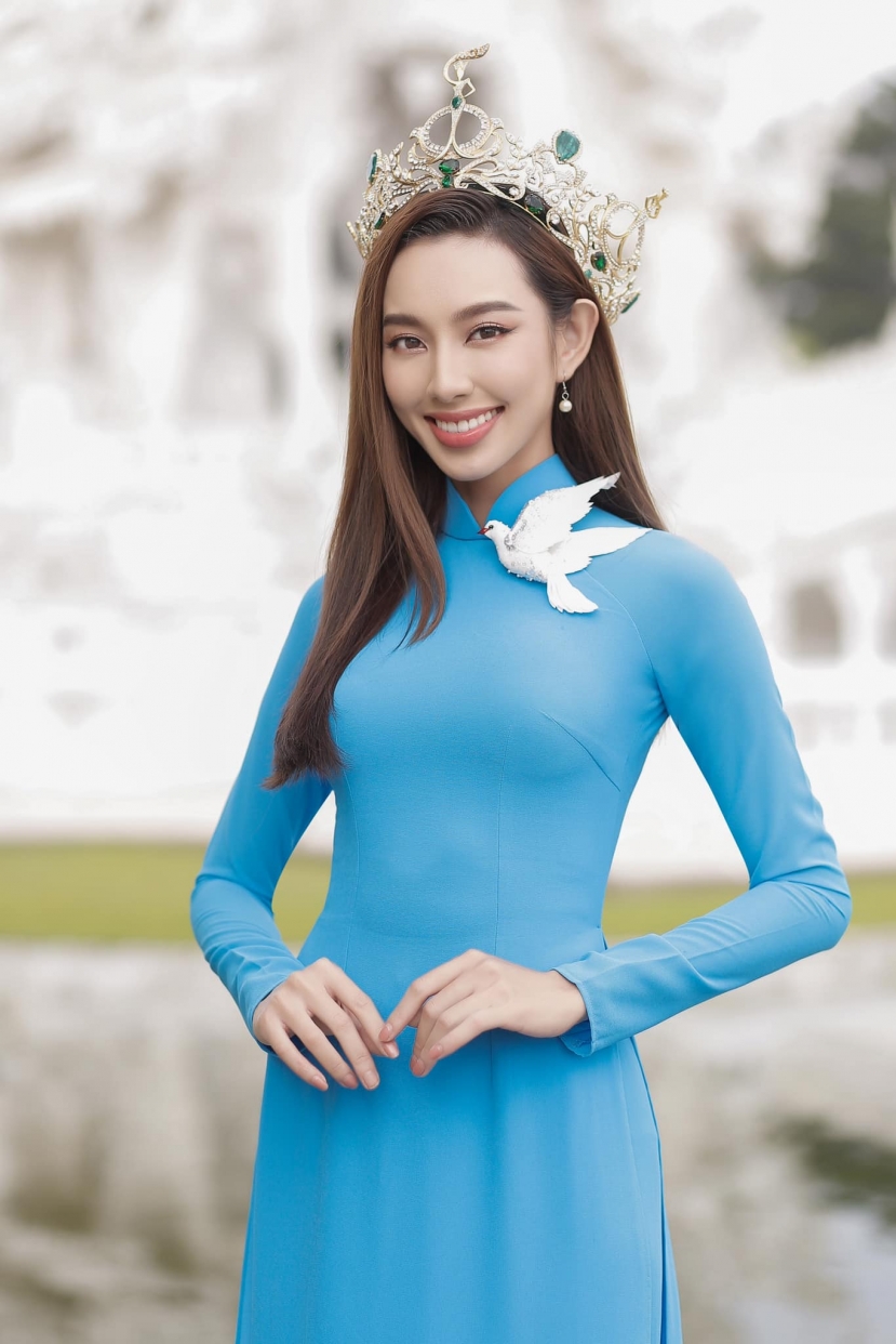 Thùy Tiện diện thiết kế áo dài tối giản với sắc xanh trang nhã, tạo điểm nhấn với hình ảnh chim bồ câu - biểu tượng hòa bình trong bộ ảnh mới đăng tải Thùy Tiện diện thiết kế áo dài tối giản với sắc xanh trang nhã, tạo điểm nhấn với hình ảnh chim bồ câu - biểu tượng hòa bình trong bộ ảnh mới đăng tải