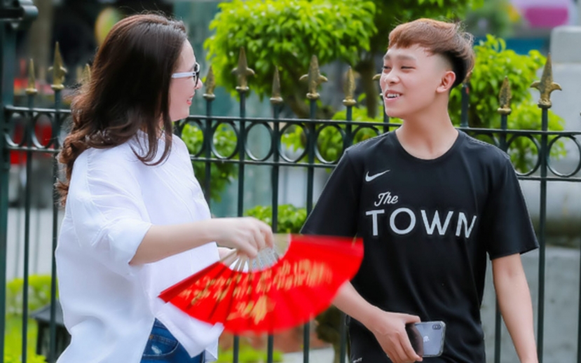 Sau khi mẹ nuôi mất, Hồ Văn Cường đã nhận lại toàn bộ số tiền nhiều năm đi hát đồng thời 'dứt áo ra đi' tìm kiếm cuộc sống mới Sau khi mẹ nuôi mất, Hồ Văn Cường đã nhận lại toàn bộ số tiền nhiều năm đi hát đồng thời 'dứt áo ra đi' tìm kiếm cuộc sống mới
