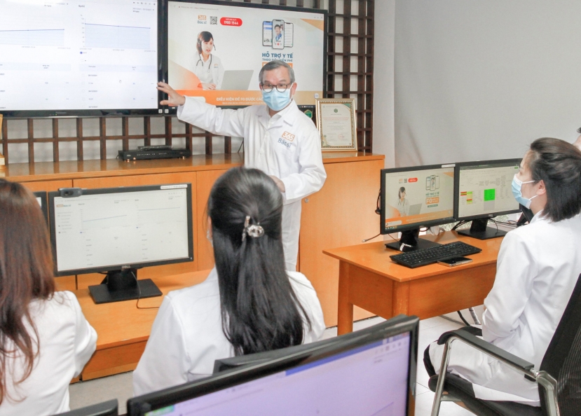 Mạng lưới thầy thuốc đồng hành phối hợp cùng đội ngũ tình nguyện viên sẽ trực tiếp cấp phát thuốc đến tay người bệnh Mạng lưới thầy thuốc đồng hành phối hợp cùng đội ngũ tình nguyện viên sẽ trực tiếp cấp phát thuốc đến tay người bệnh