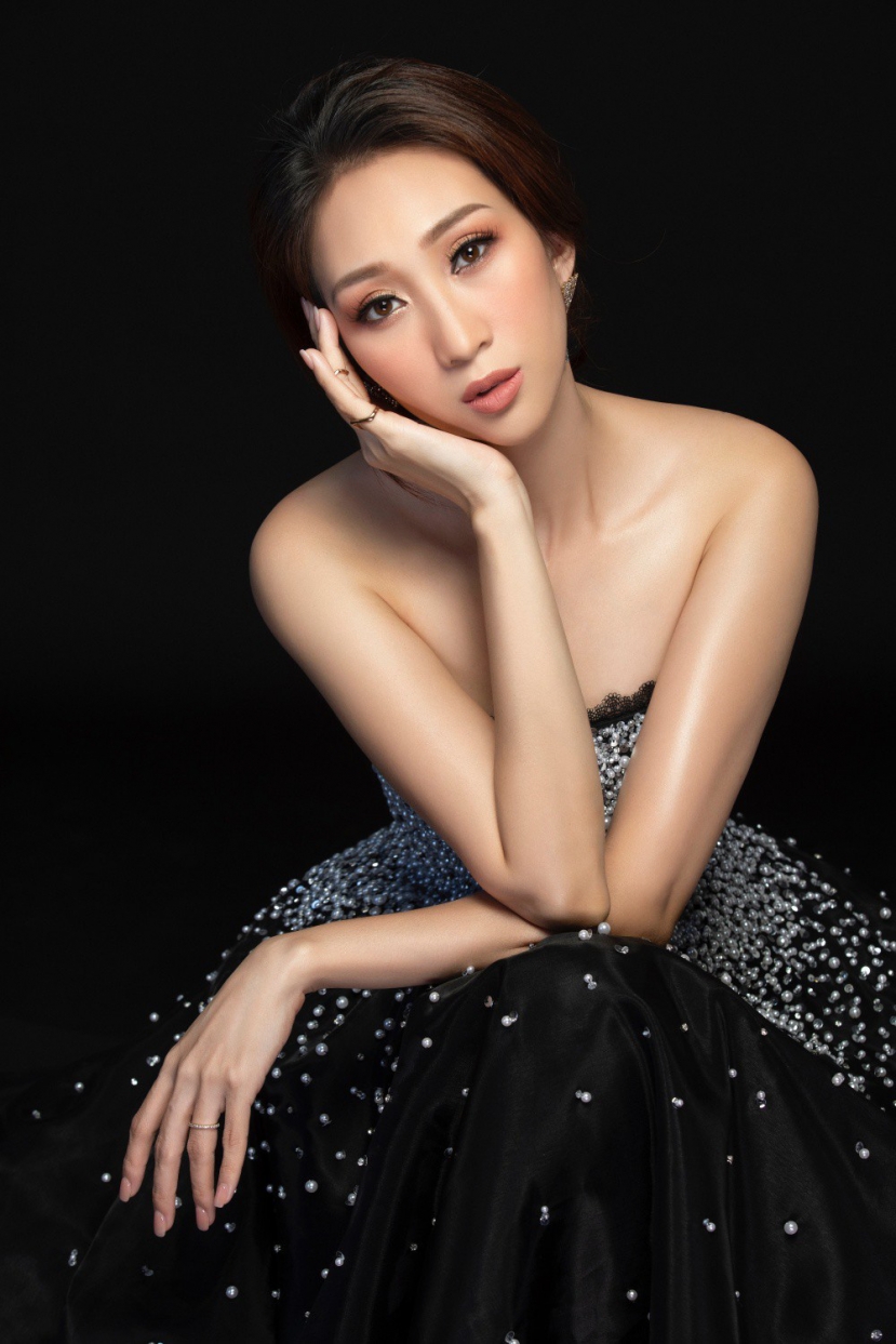 Lều Phương Anh sinh năm 1985. Cô được biết đến khi lọt Top 3 cuộc thi Vietnam Idol 2010 cùng Văn Mai Hương và Uyên Linh Lều Phương Anh sinh năm 1985. Cô được biết đến khi lọt Top 3 cuộc thi Vietnam Idol 2010 cùng Văn Mai Hương và Uyên Linh