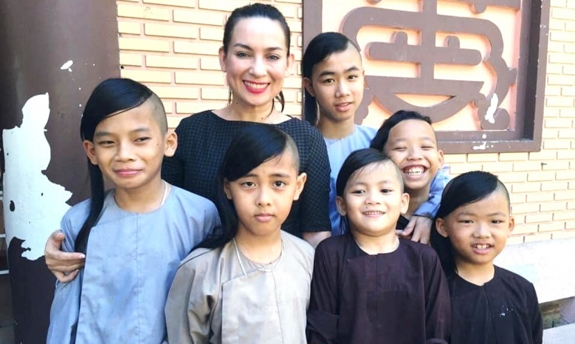 Con nuôi Phi Nhung đã được một tập đoàn giáo dục hỗ trợ việc học hành tại ngôi trường quốc tế Con nuôi Phi Nhung đã được một tập đoàn giáo dục hỗ trợ việc học hành tại ngôi trường quốc tế