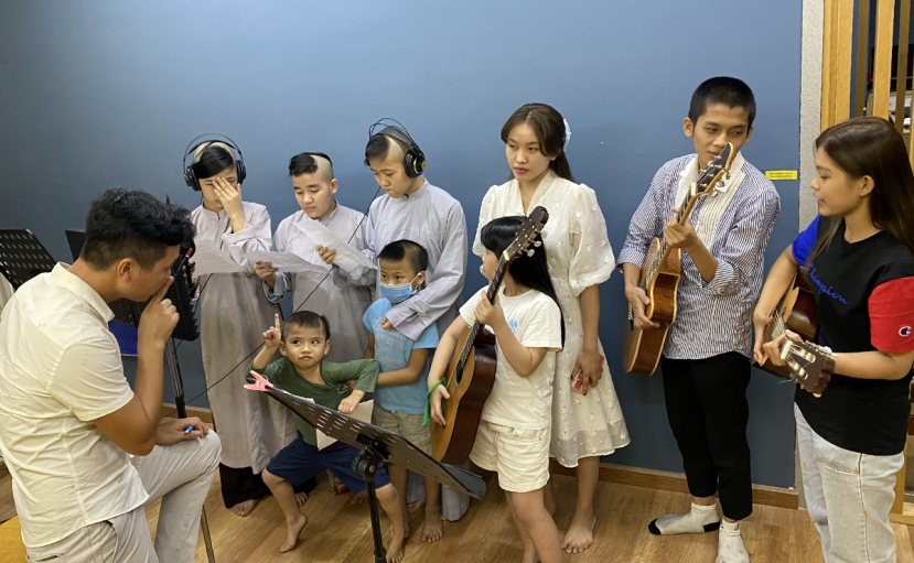 Mới đây các bé đã tham gia thu một ca khúc tưởng nhớ mẹ Mới đây các bé đã tham gia thu một ca khúc tưởng nhớ mẹ