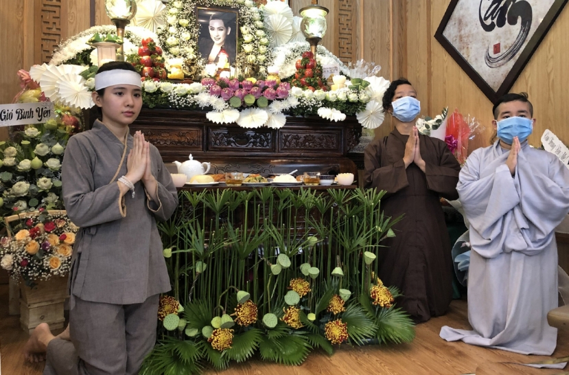 Trong lễ cúng 100 ngày diễn ra vào hôm 5/1, hình ảnh những người con nuôi đứng thẫn thờ trước di ảnh mẹ đã gây xúc động mạnh Trong lễ cúng 100 ngày diễn ra vào hôm 5/1, hình ảnh những người con nuôi đứng thẫn thờ trước di ảnh mẹ đã gây xúc động mạnh