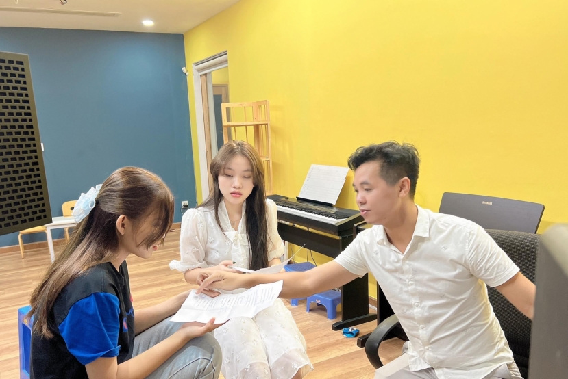 Trước khi diễn ra lễ 100 ngày, con nuôi Phi Nhung đã thu âm ca khúc Mẹ đón xuân nơi đâu Trước khi diễn ra lễ 100 ngày, con nuôi Phi Nhung đã thu âm ca khúc Mẹ đón xuân nơi đâu